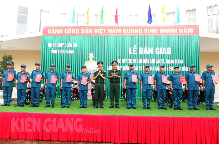 Kiên Giang trang bị xe máy cho 144 ban chỉ huy quân sự cấp xã